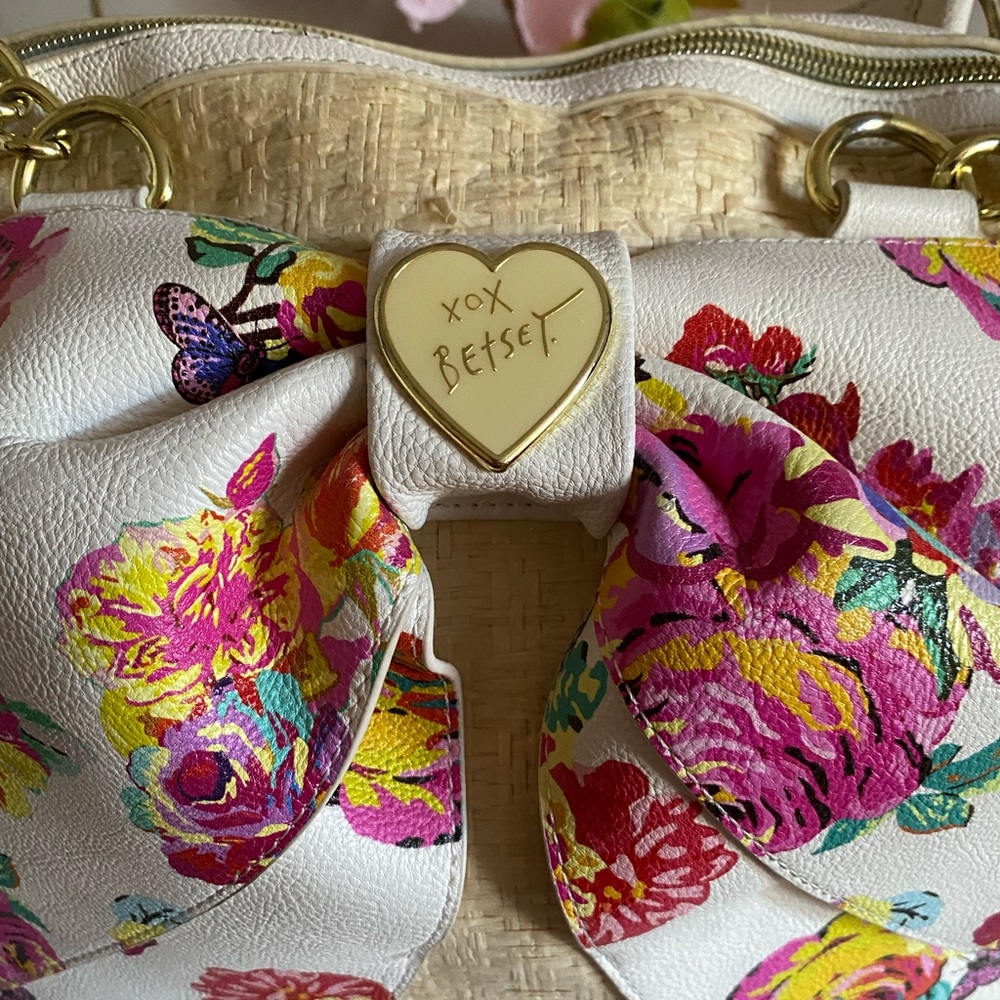 Betsey Johnson straw with white floral bow handbag - Picture 2 of 16